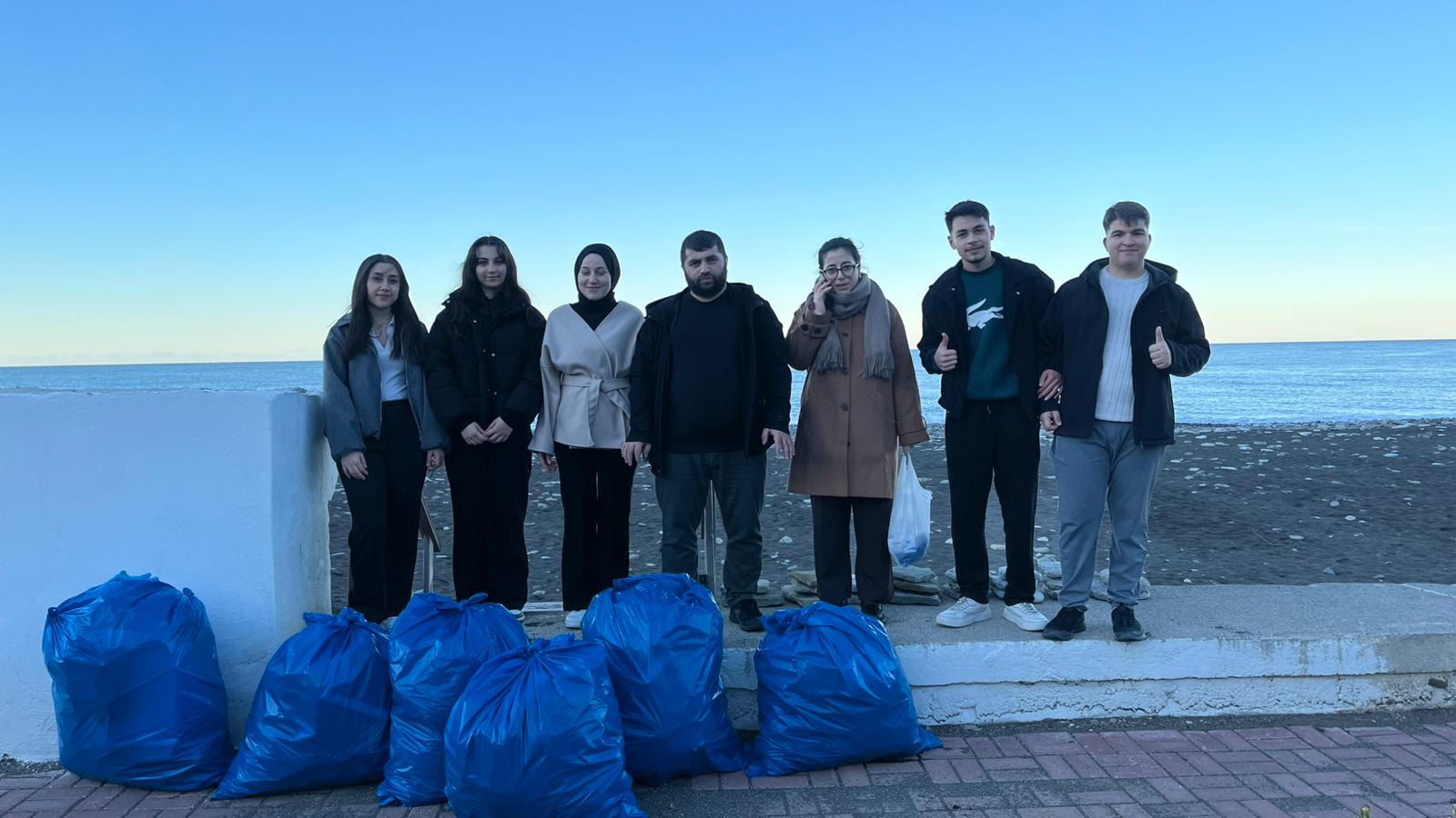 SAHİLDE ÇÖP TOPLAMA ETKİNLİĞİ